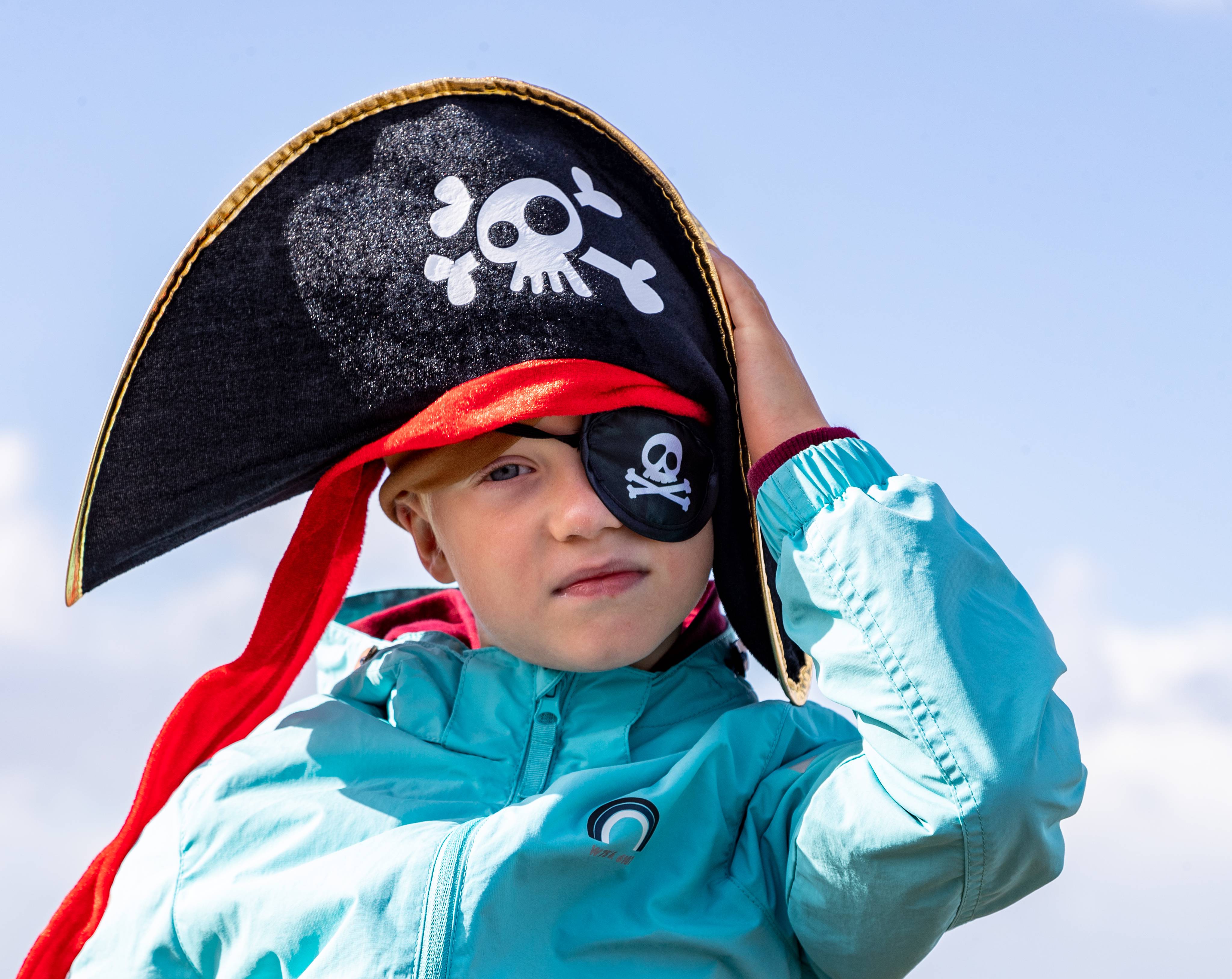 Ein Kind ist als Pirat verkleidet mit Hut und Augenklappe