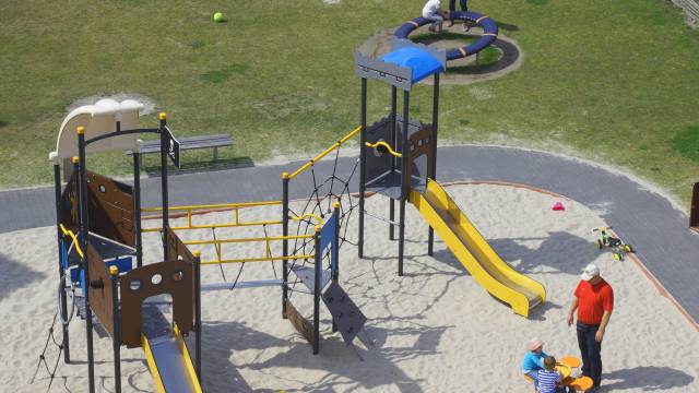 Kinder spielen auf dem Spielplatz des Hotels