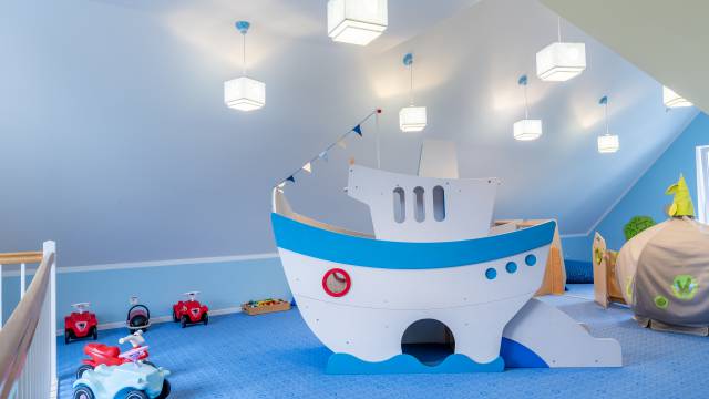 Spielplatz für die kleinen Kinder mit Schiff und Rutschautos