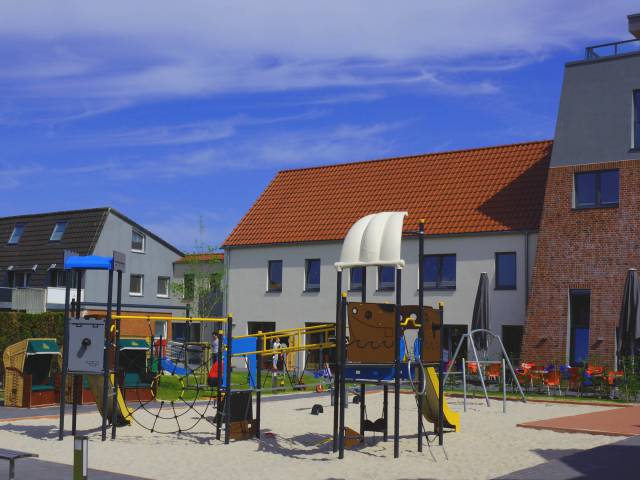 Der Kinderspielplatz im Hotel Deichkrone bei schönem Wetter