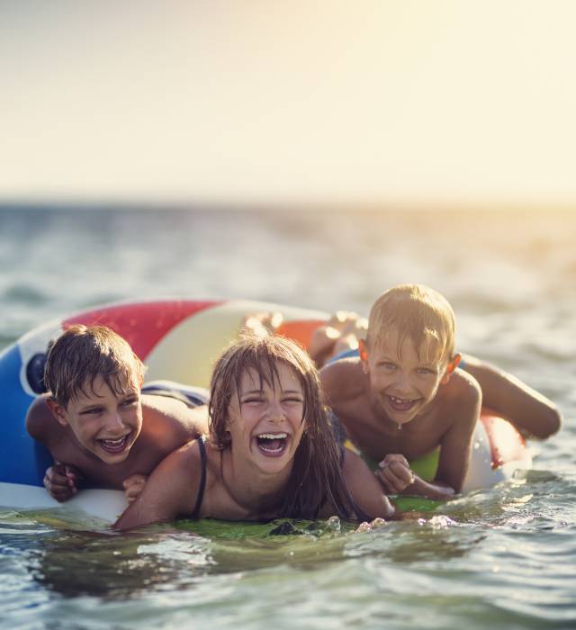 Drei Kindern im Schwimmreifen in der Nordsee