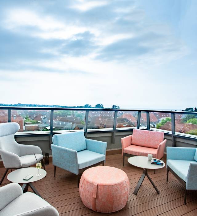 Die Dachterrasse des Hotel Deichkrone mit Sitzmöglichkeiten und Blick über Norddeich