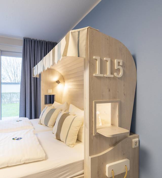 Familienzimmer im Hotel Deichkrone mit Bett das aussieht wie ein Strandkorb