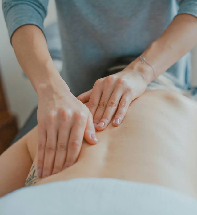 Frau bekommt Rückenmassage