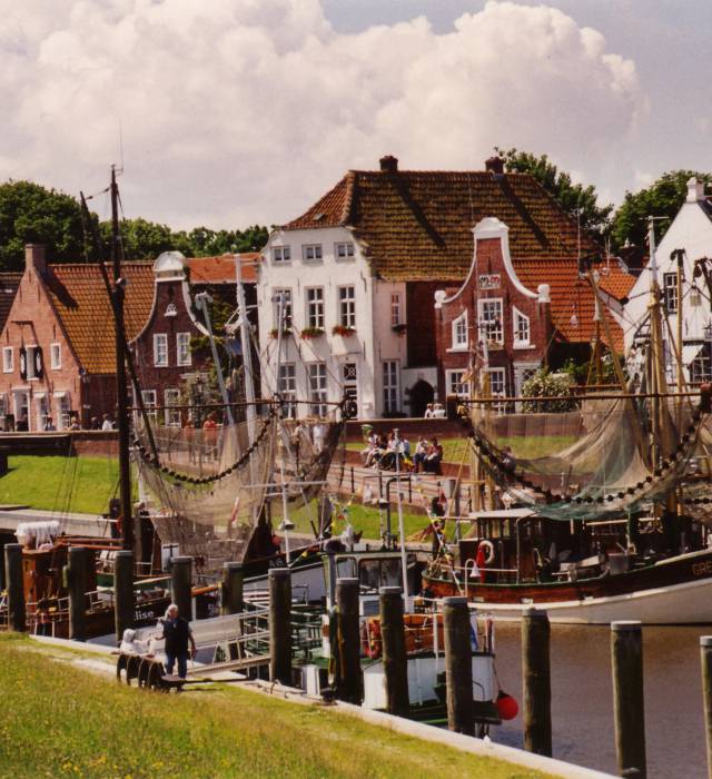 Der Hafen von Norddeich mit Häusern 