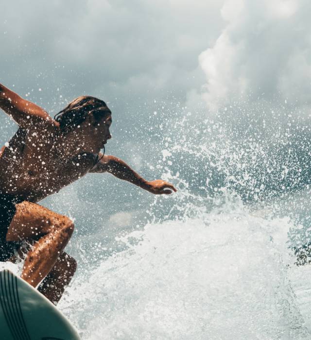 Surfer in der Welle in der Nordsee