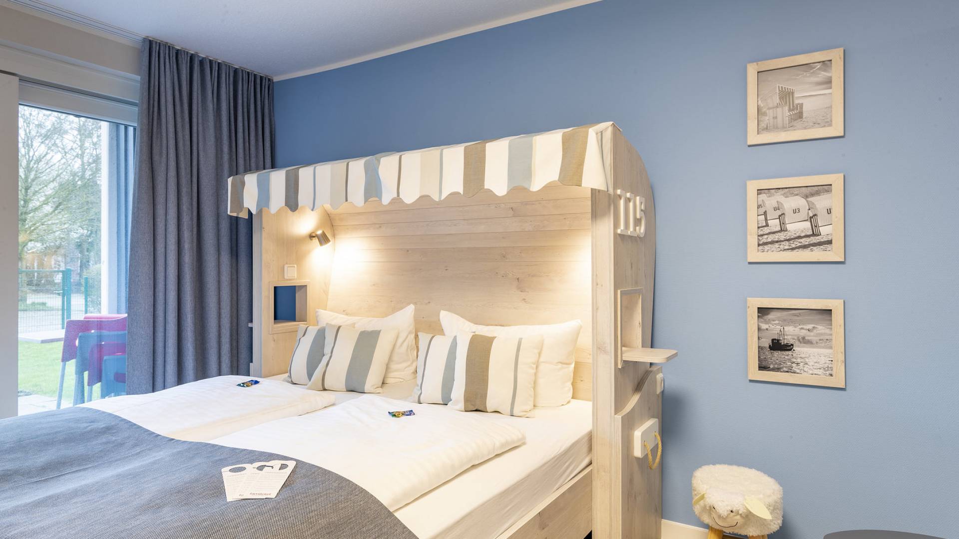 Schlafzimmer im Hotel Deichkrone mit Zugang zur Terrasse