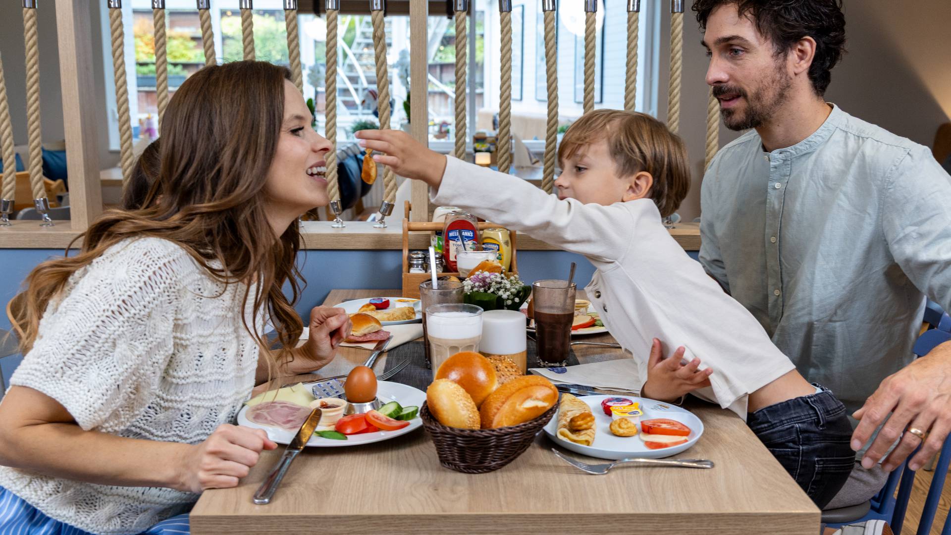 Familie beim Frühstücken im Hotel Deichkrone