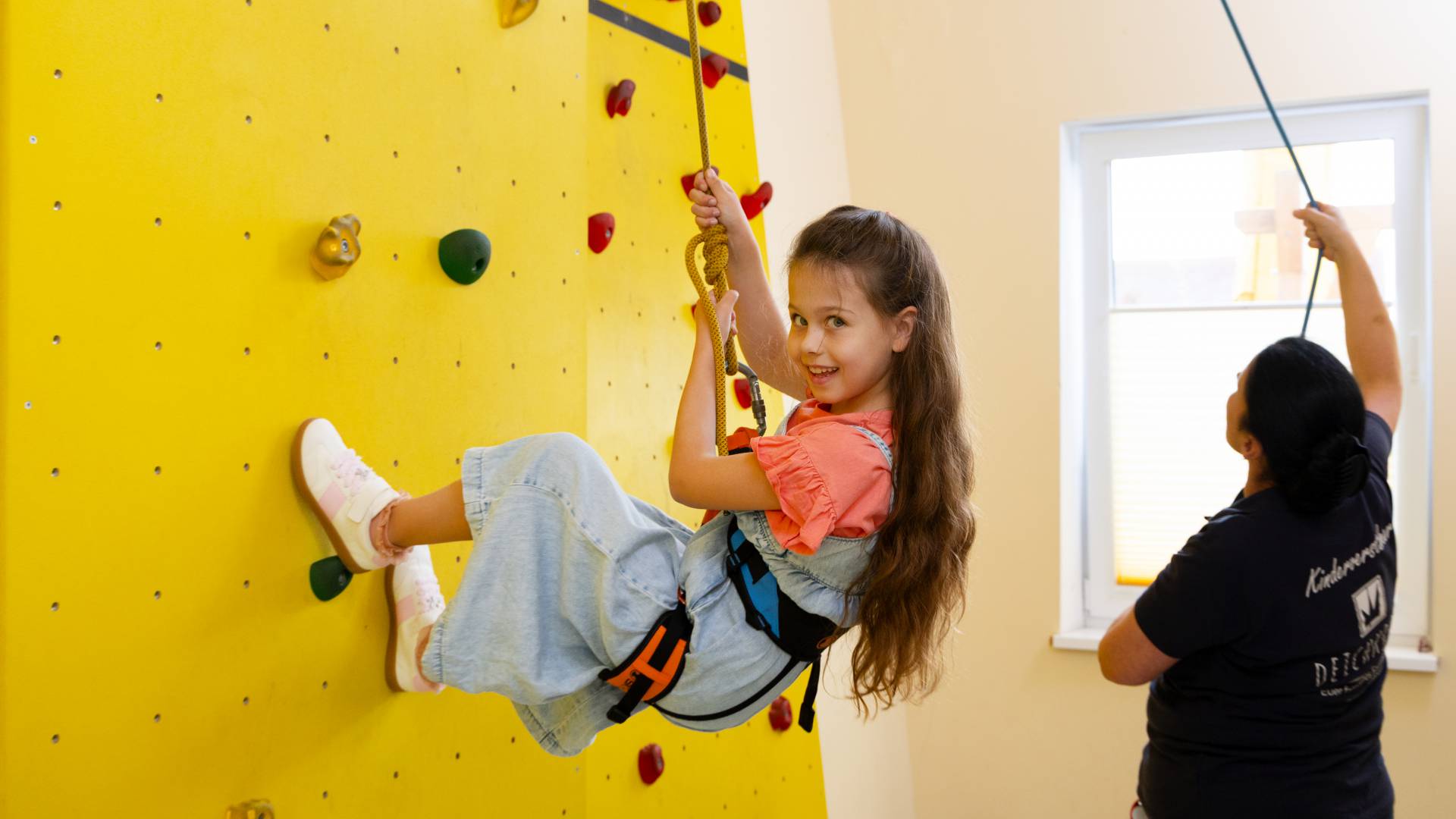 Mädchen an der Kletterwand im Hotel Deichkrone