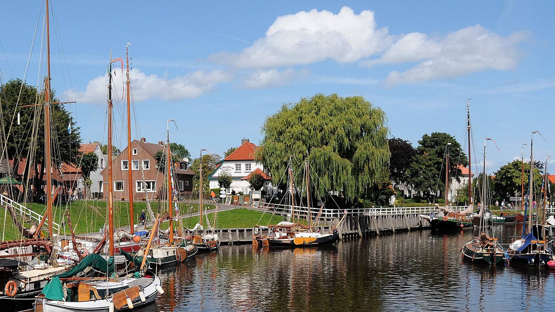 Boothafen in Norddeich mit Häusern