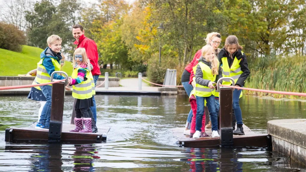 The Happy-Club goes on trips to the wave park. That's great fun! Racing with the raft in the pond