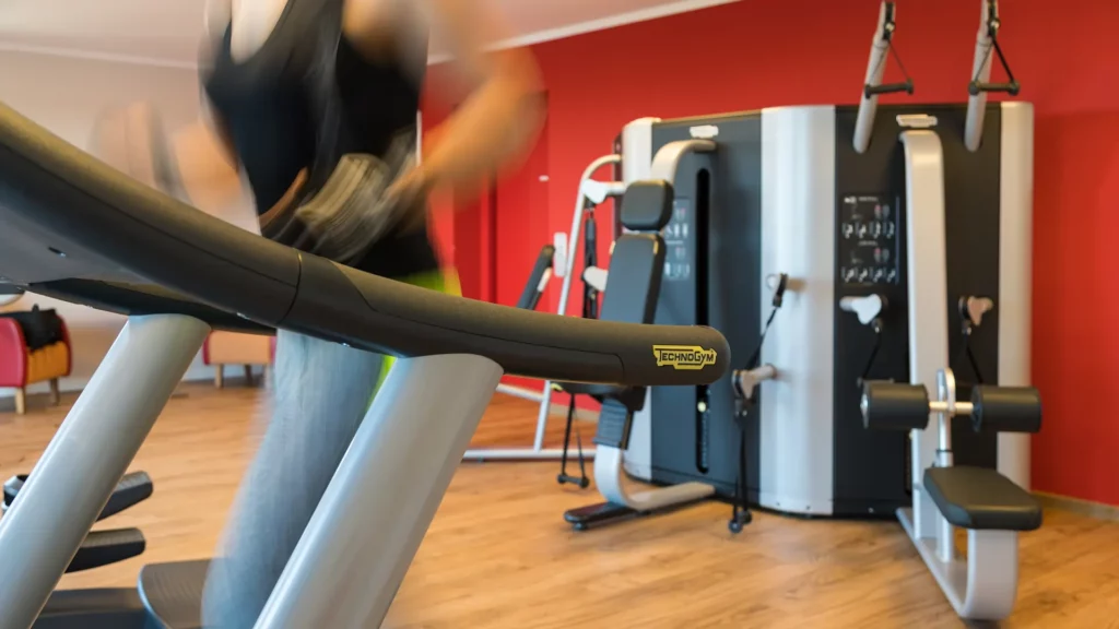 Der FitnessClub im Hotel Deichkrone | Gast beim Auspowern auf dem Laufband